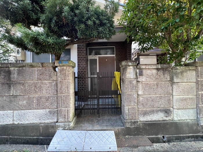 物件外観写真2　(エントランス部分)