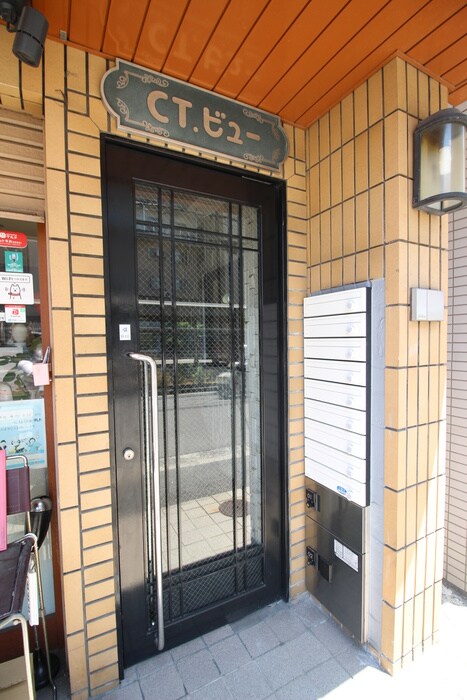 物件外観写真3　(エントランス部分)