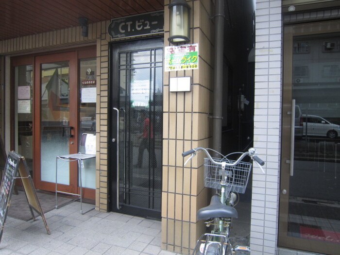 物件外観写真4　(エントランス部分)