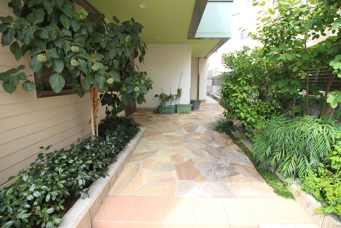 物件外観写真4　(エントランス部分)