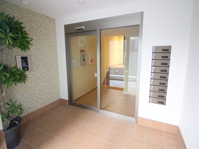 物件外観写真6　(エントランス部分)