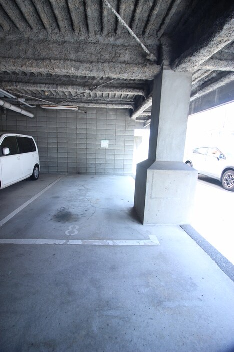 物件外観写真5　(駐車場)