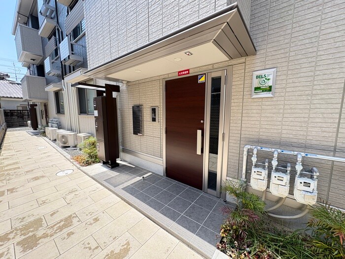 物件外観写真3　(エントランス部分)