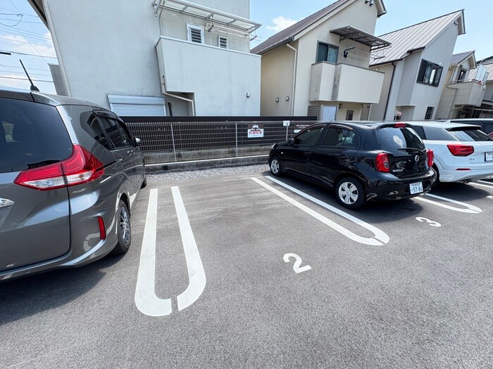 物件外観写真4　(駐車場)