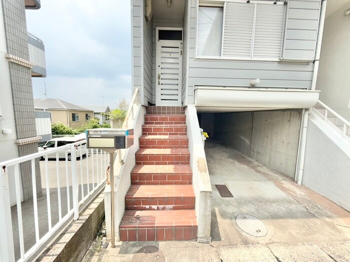 物件外観写真4　(エントランス部分)