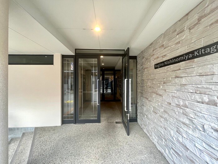 物件外観写真3　(エントランス部分)