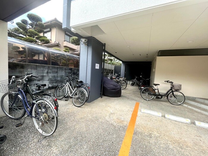 物件外観写真4　(駐輪場)