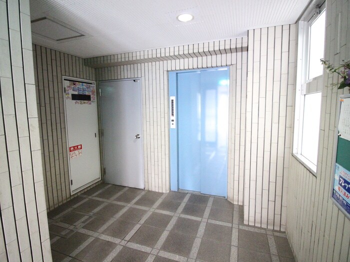 物件外観写真4　(エントランス部分)