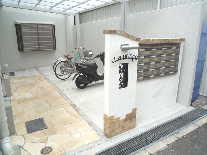 物件外観写真2　(エントランス部分)