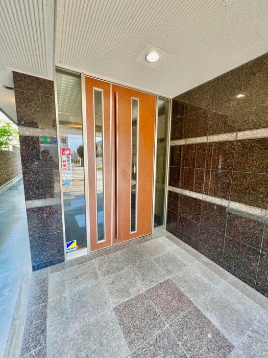 物件外観写真3　(エントランス部分)