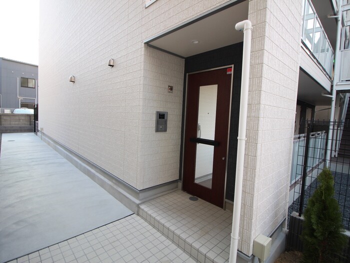 物件外観写真3　(エントランス部分)