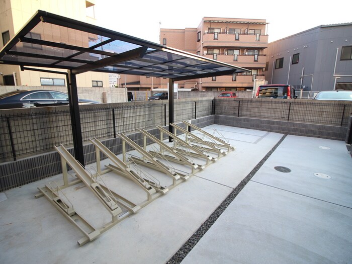 物件外観写真4　(駐輪場)