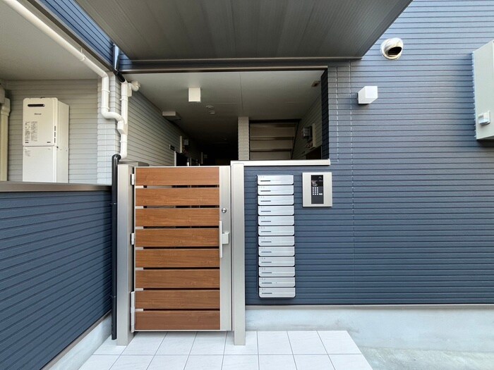 物件外観写真2　(エントランス部分)