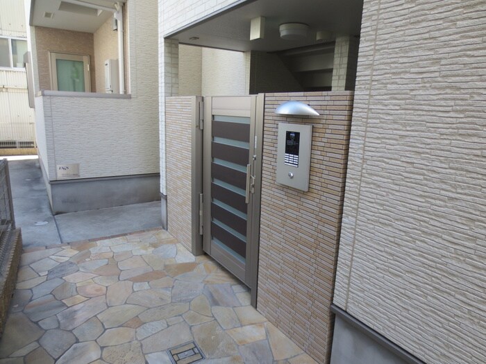 物件外観写真5　(エントランス部分)