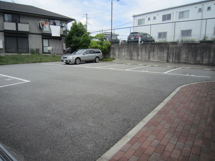 物件外観写真3　(駐車場)