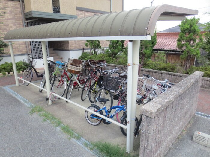 物件外観写真4　(駐輪場)