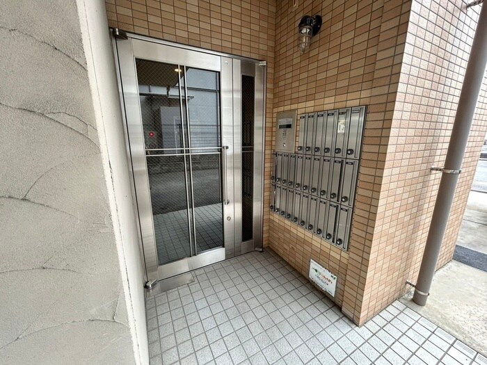 物件外観写真2　(エントランス部分)