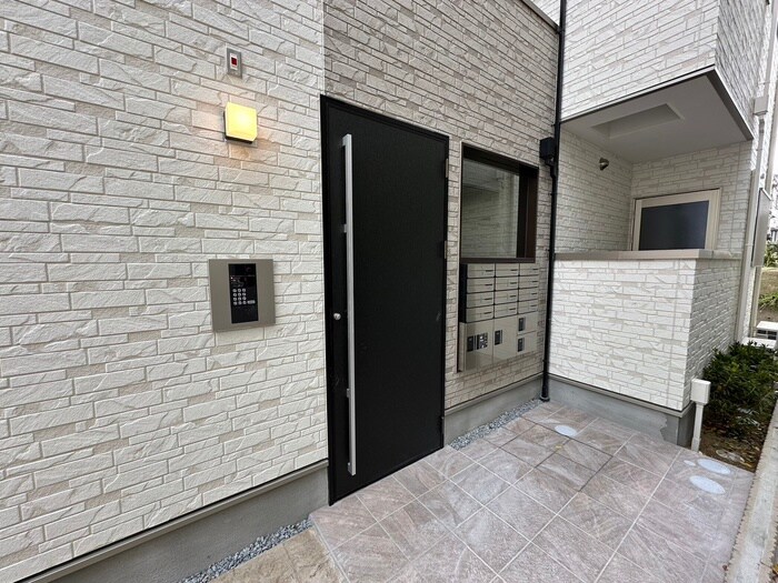 物件外観写真2　(エントランス部分)