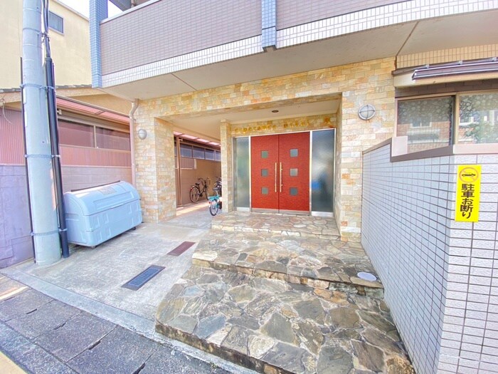 物件外観写真2　(エントランス部分)