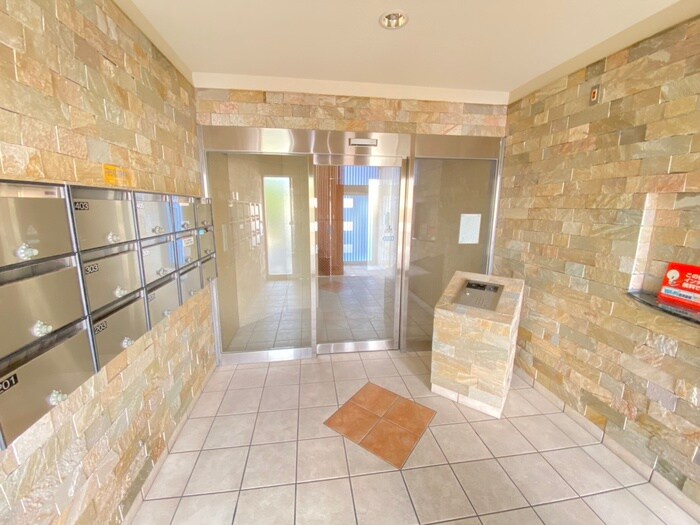 物件外観写真3　(エントランス部分)