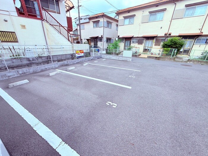 物件外観写真3　(駐車場)