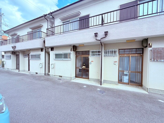 物件外観写真5　(エントランス部分)