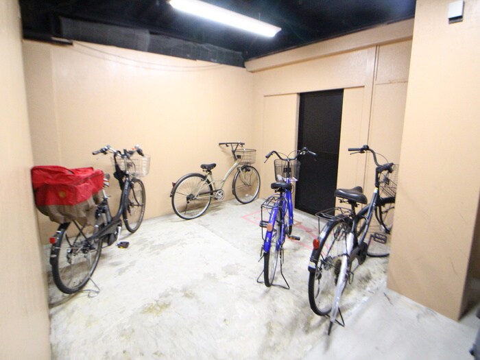 物件外観写真4　(駐輪場)