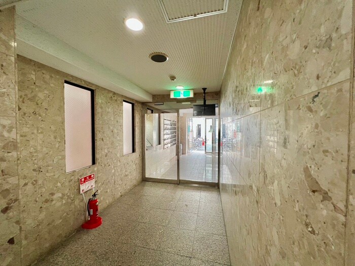 物件外観写真6　(エントランス部分)