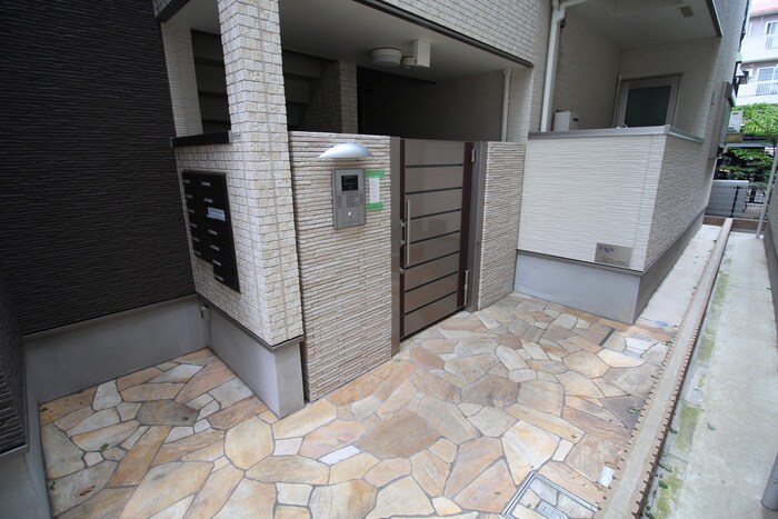物件外観写真2　(エントランス部分)