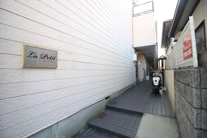 物件外観写真2　(エントランス部分)