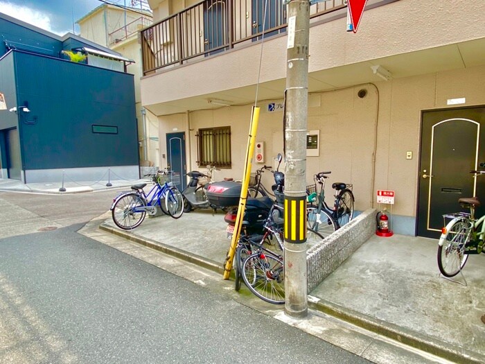 物件外観写真4　(駐輪場)