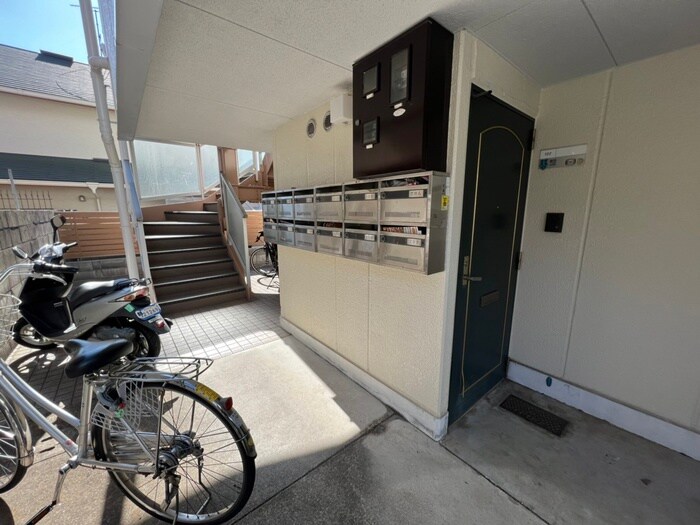 物件外観写真5　(エントランス部分)