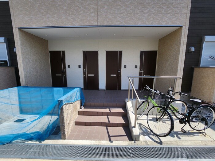 物件外観写真3　(エントランス部分)