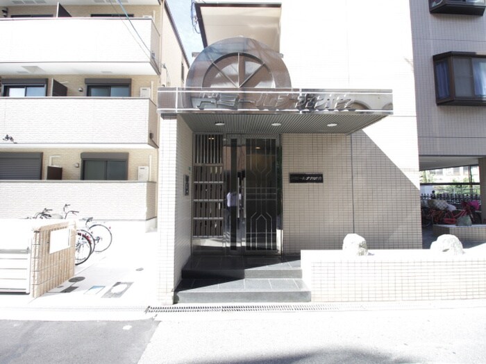 物件外観写真2　(エントランス部分)