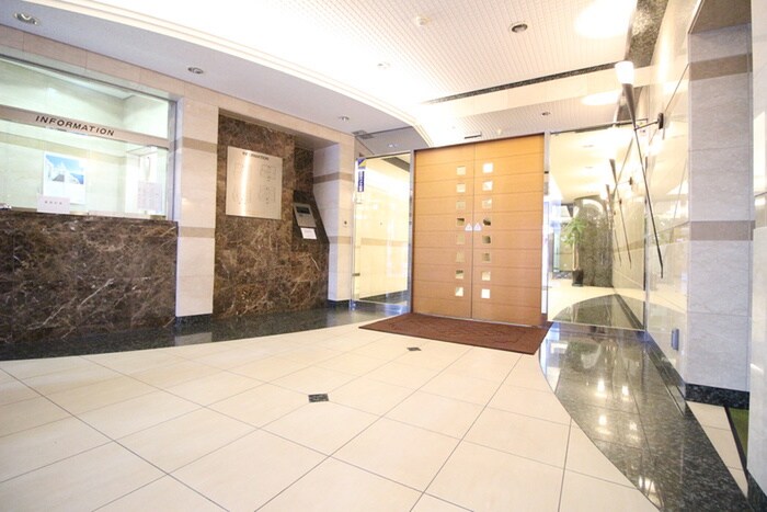 物件外観写真2　(エントランス部分)