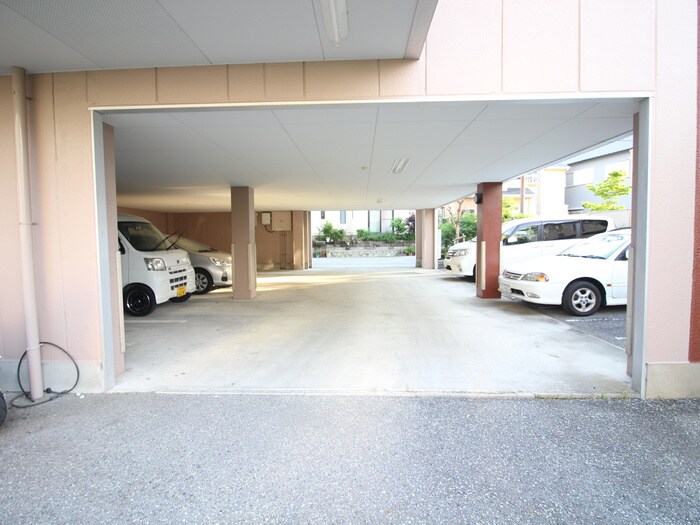 物件外観写真4　(駐車場)