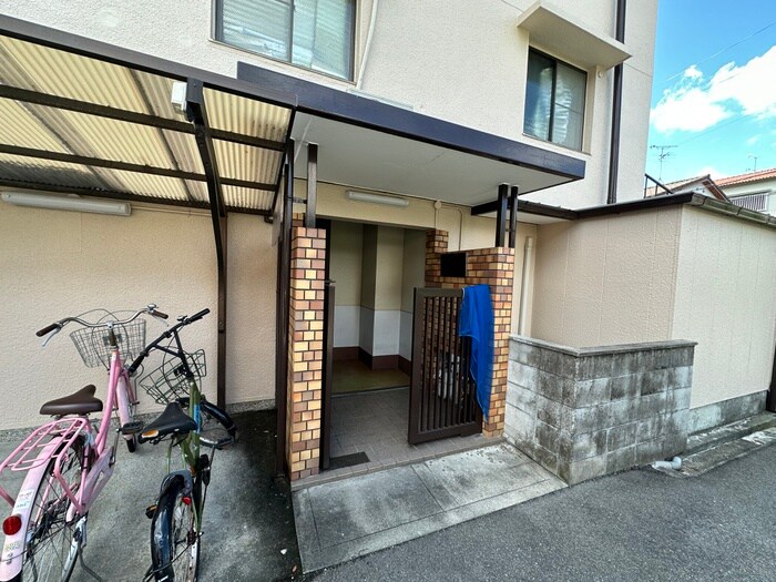 物件外観写真2　(エントランス部分)