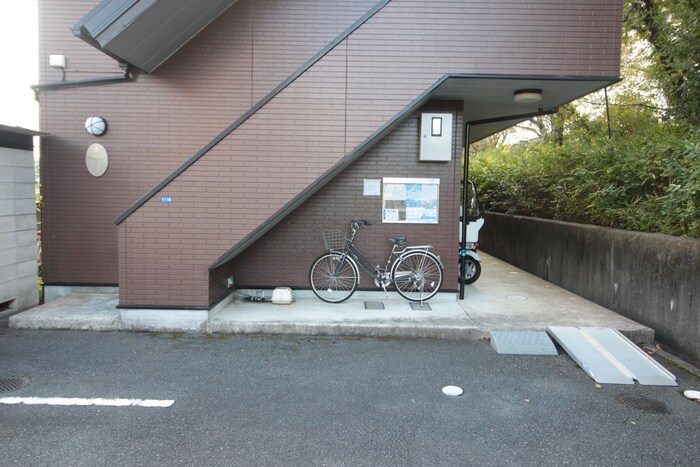 物件外観写真2　(エントランス部分)