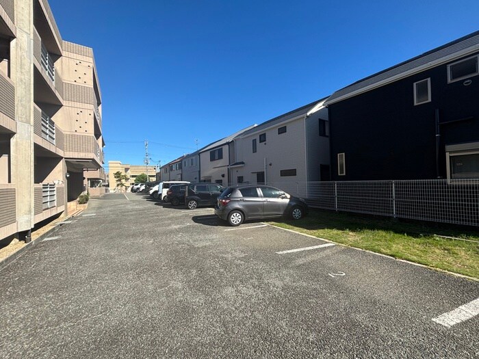 物件外観写真6　(駐車場)