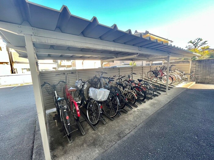 物件外観写真2　(駐輪場)