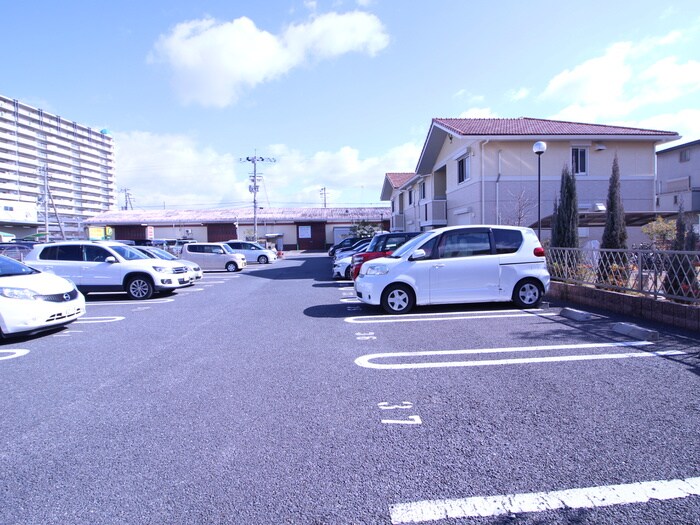 物件外観写真6　(駐車場)