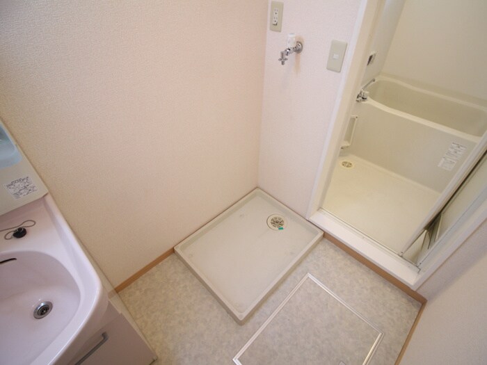 物件内観写真12　(洗濯機置場)