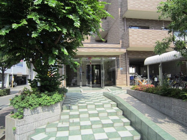 物件外観写真3　(エントランス部分)