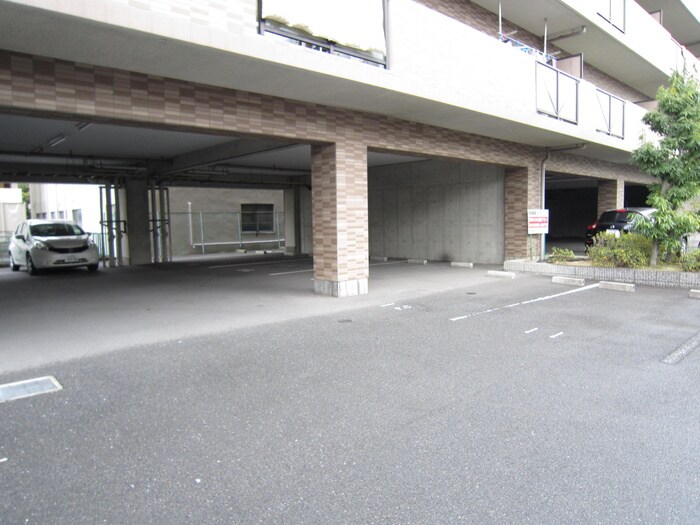 物件外観写真5　(駐車場)