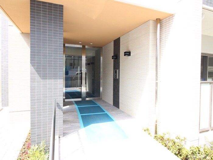 物件外観写真2　(エントランス部分)