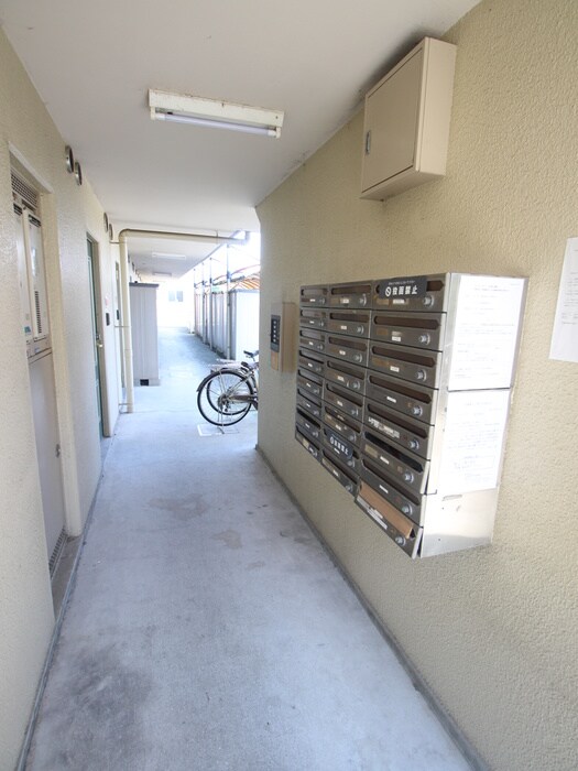 物件外観写真6　(エントランス部分)