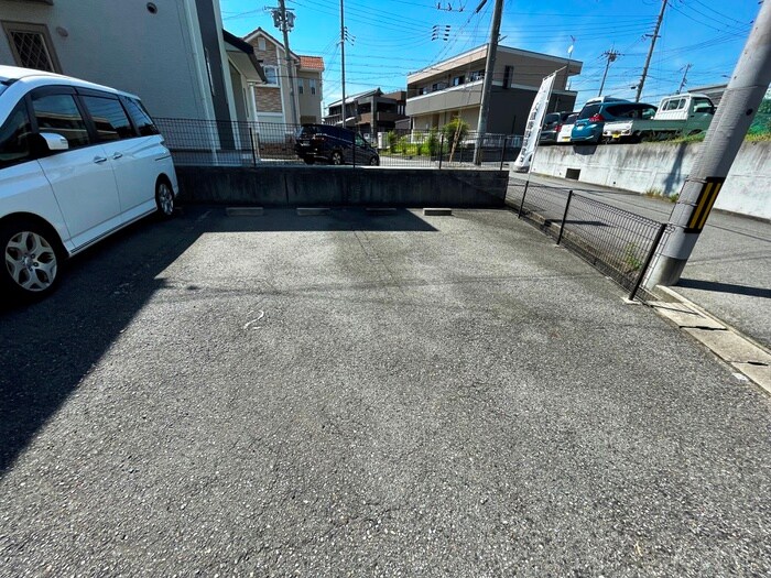 物件外観写真4　(駐車場)