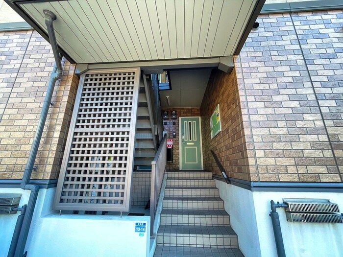 物件外観写真6　(エントランス部分)