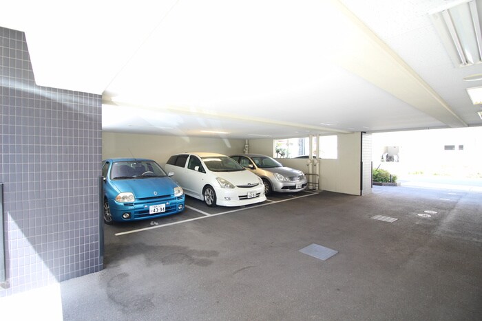 物件外観写真5　(駐車場)