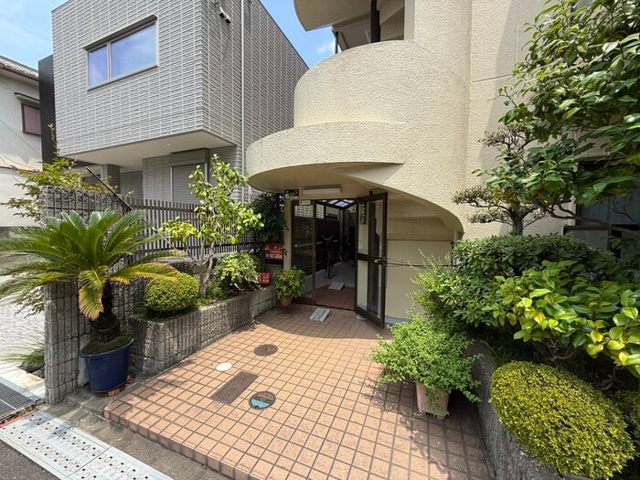 物件外観写真3　(エントランス部分)